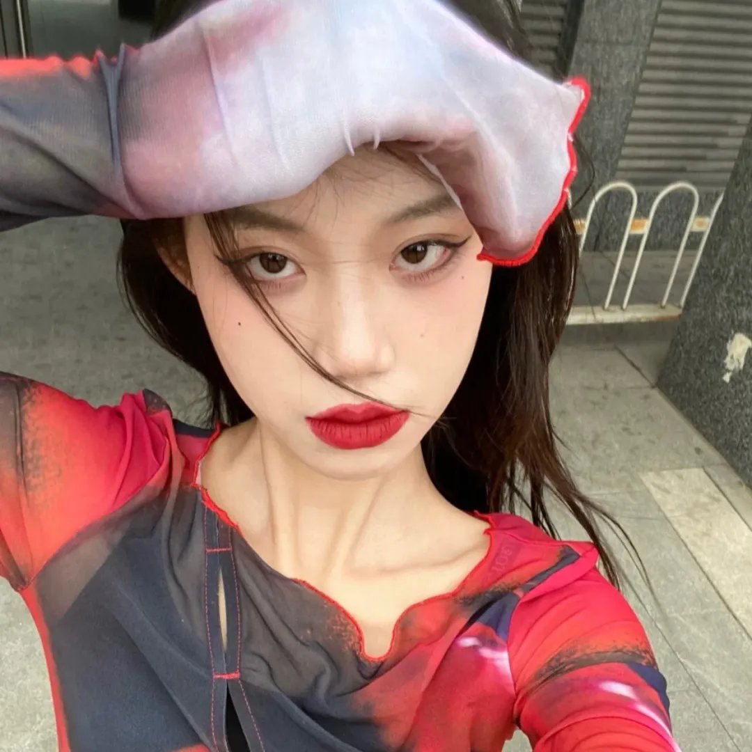 院子里的女人